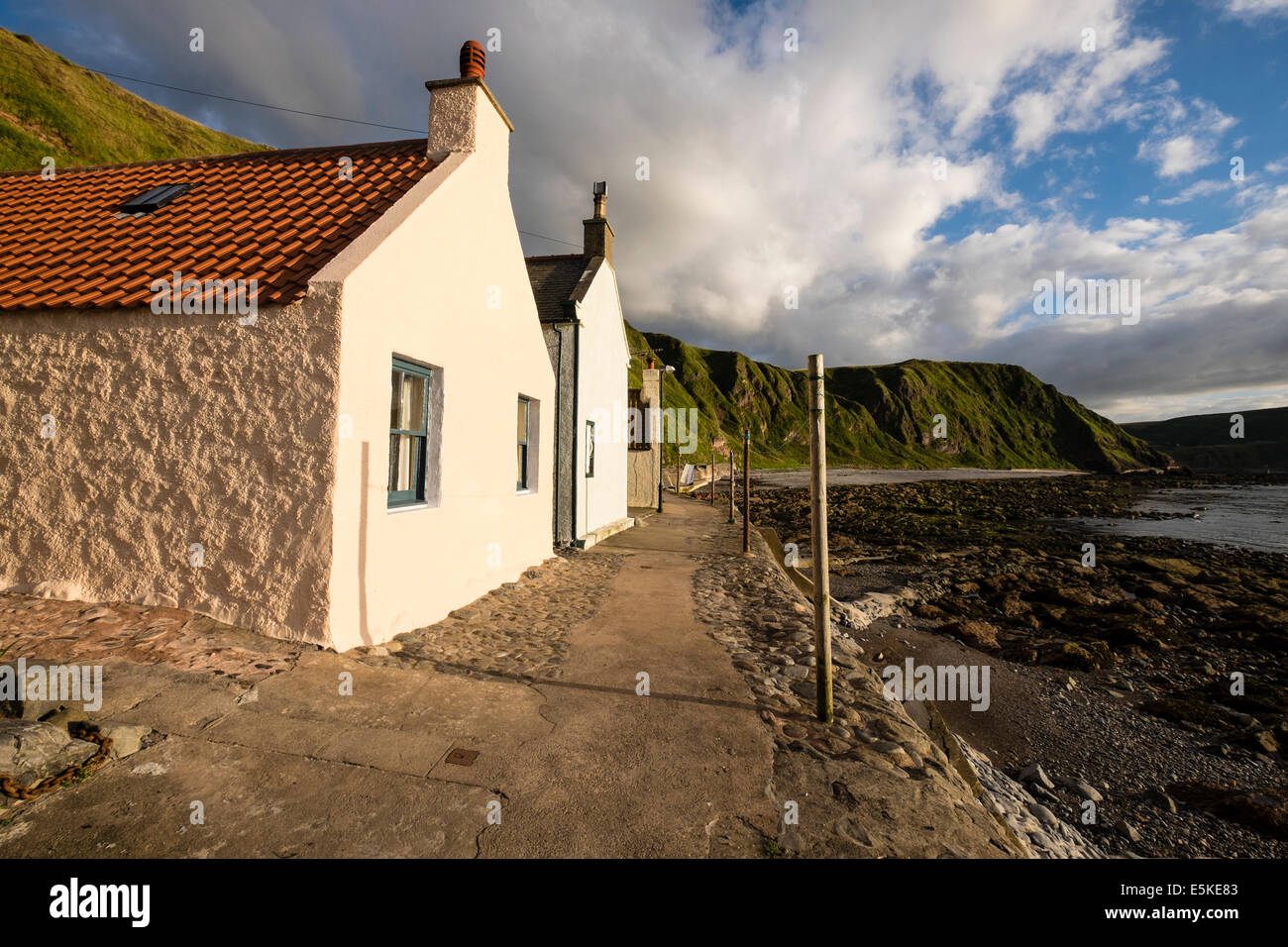 Ansicht des kleinen Dorfes Crovie auf Küste von Aberdeenshire in Schottland Stockfoto
