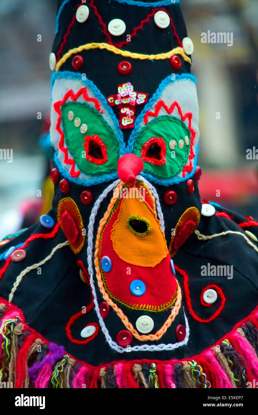 Ein maskierter Darsteller auf die Kukeri-Festival in Pernik, Bulgarien Stockfoto