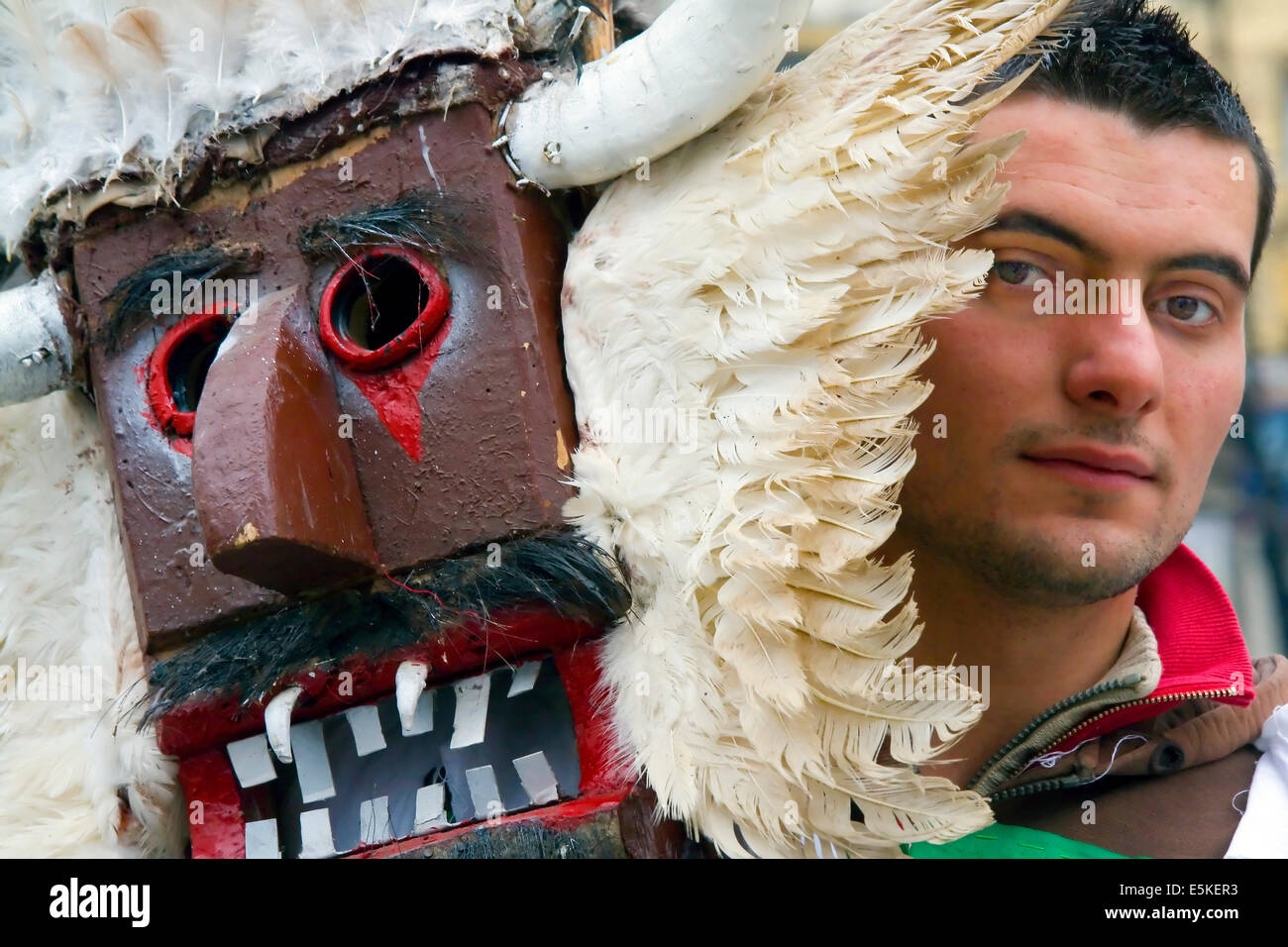 Ein junger Mann zeigt seine Maske auf dem Kukeri-Festival in Pernik, Bulgarien Stockfoto