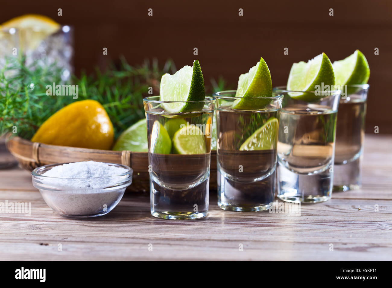 Tequila mit Salz auf einem alten Holztisch Stockfoto