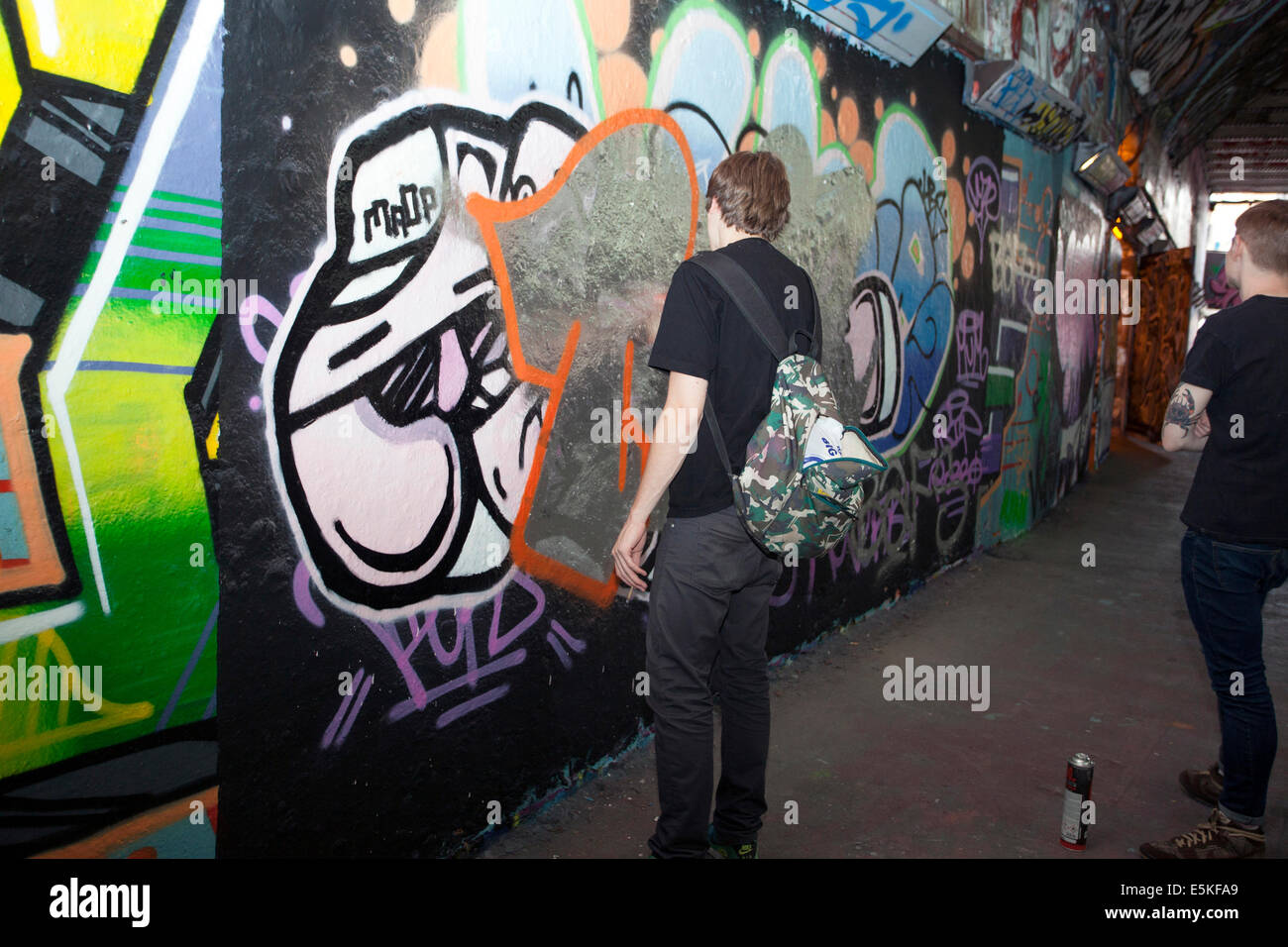 London, UK. 3. August 2014. Graffiti Künstler Banksy Erzrivale King Robbo ist nach drei Jahren im Koma gestorben. Der verstorbenen Künstler erlitt eine mysteriöse Kopfverletzung im Jahr 2011 und wurde in einem induzierten Koma gelegt. Am 31. Juli verlor er seinen Kampf für das Leben. Die beiden Künstler waren Erzrivalen, gegenseitig ihre Werke, die nicht die übliche Praxis in der Streetart-Künstler-Gemeinschaft ist oft zu verändern.  Foto zeigt den Künstler bei der Arbeit heute im Tunnel. Bildnachweis: Jeffrey Blackler/Alamy Live-Nachrichten Stockfoto