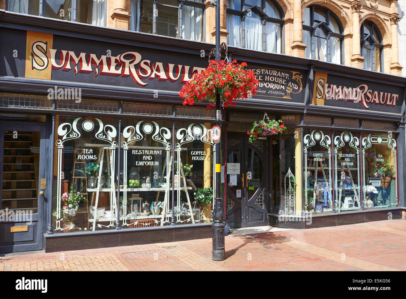 Fassade des Salto ein vegetarisches Restaurant und Kaffeehaus Hautpstraße Rugby Warwickshire UK Stockfoto