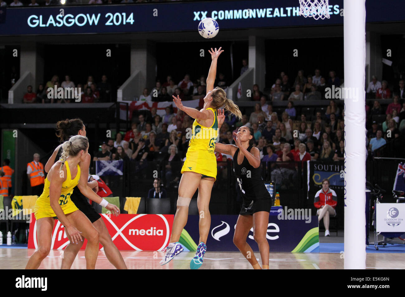 SSE Hydro Glasgow Schottland 3. August 2014. Commonwealth Games Glasgow Tag 11. Korbball final Aus V NZL.  Deutschland nehmen von 58 Tore bis 40 Gold. Stockfoto