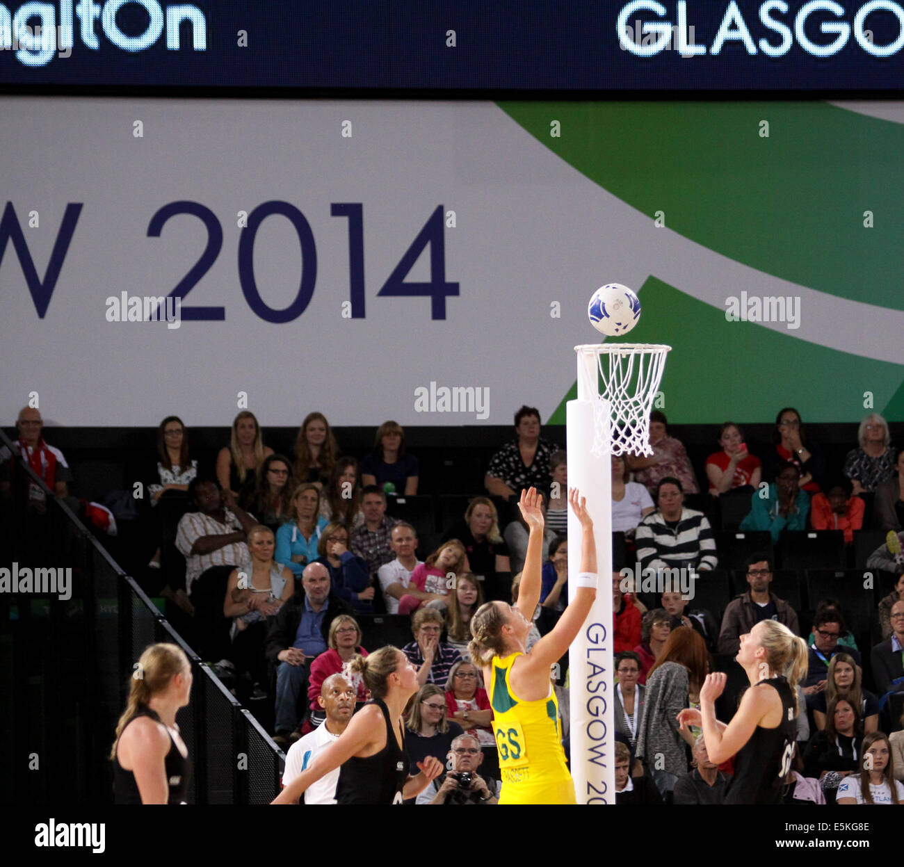 SSE Hydro Glasgow Schottland 3. August 2014. Commonwealth Games Glasgow Tag 11. Korbball final Aus V NZL.  Deutschland nehmen von 58 Tore bis 40 Gold. Stockfoto