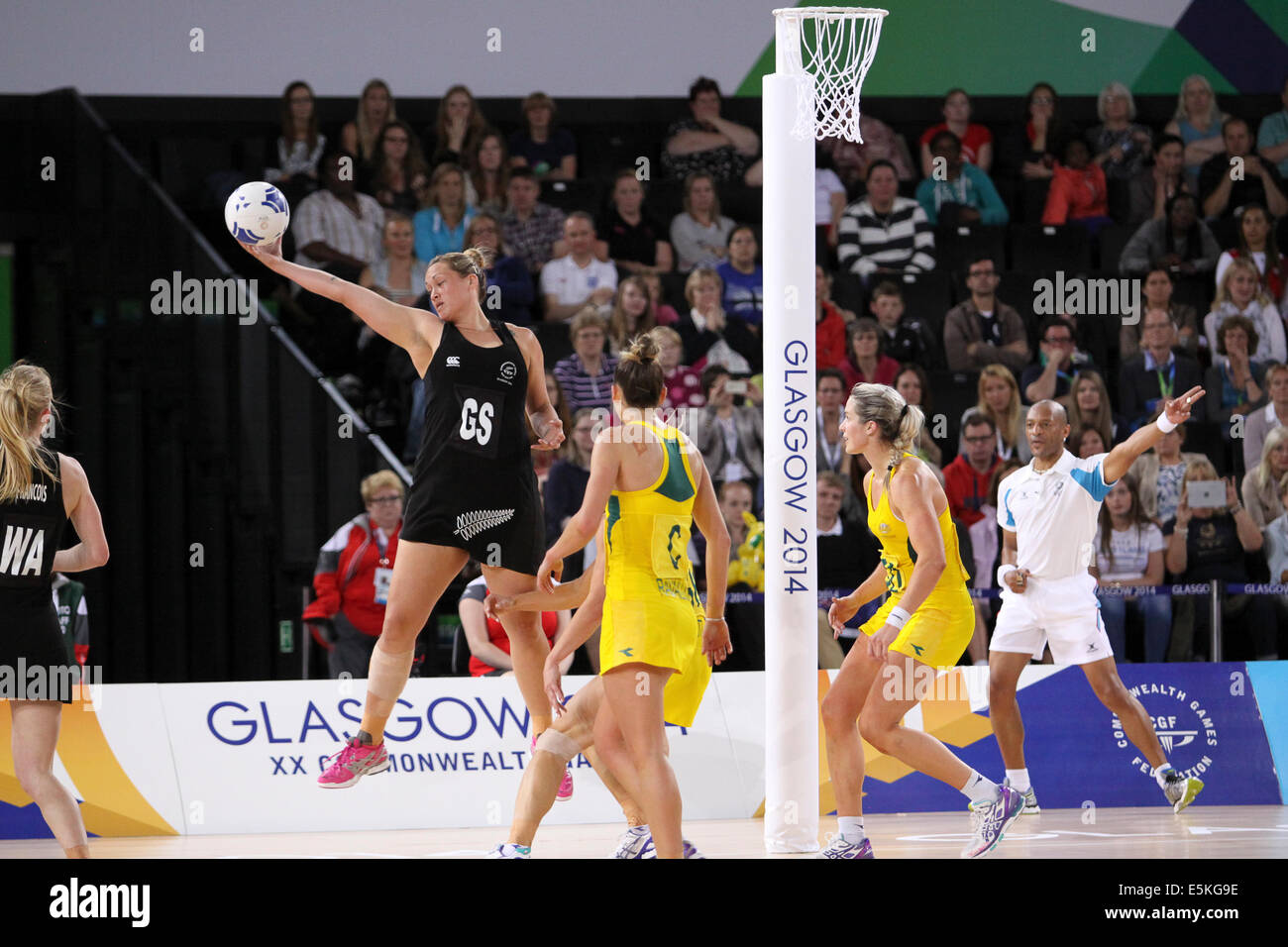 SSE Hydro Glasgow Schottland 3. August 2014. Commonwealth Games Glasgow Tag 11. Korbball final Aus V NZL.  Deutschland nehmen von 58 Tore bis 40 Gold. Stockfoto