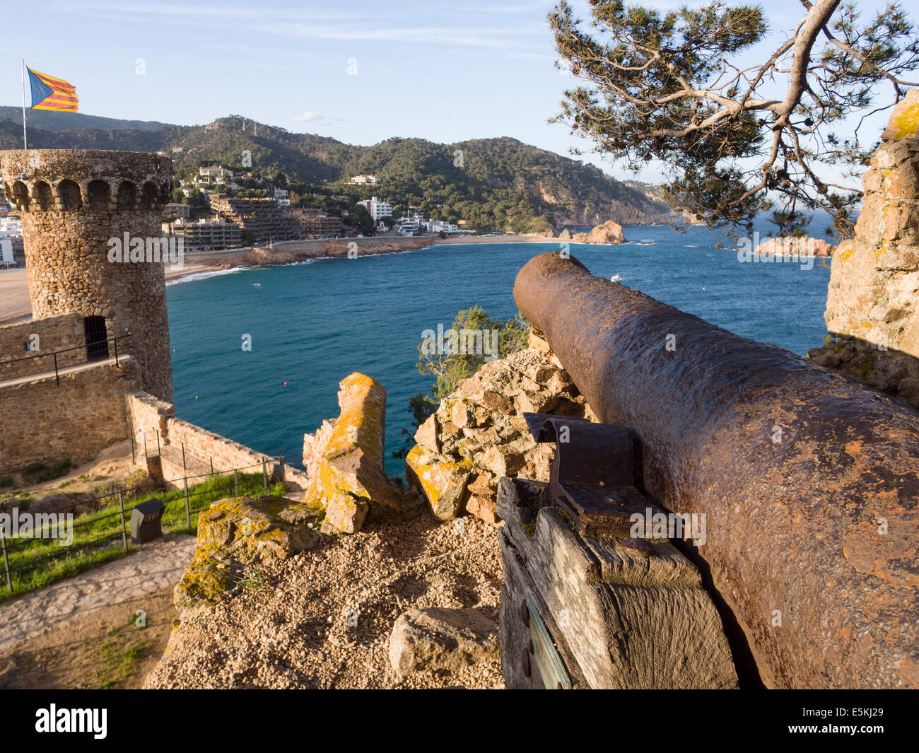 Rusty Cannon in Tossa de Mar Castle mit Blick aufs Meer. Eine Kanone, die darauf abzielen, den Strand an den Wänden von Tossa De Mar Castle Stockfoto