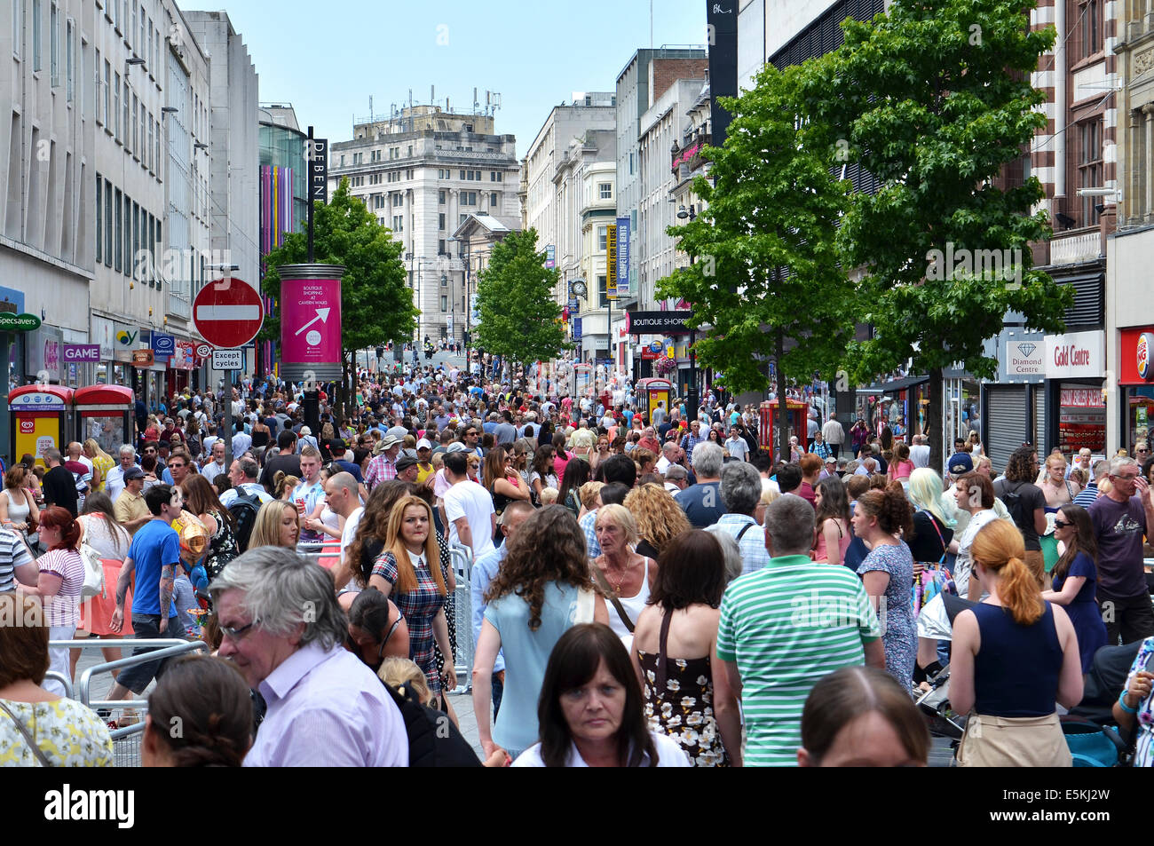 Massen von Käufern in Liverpool City Centre, England, UK Stockfoto