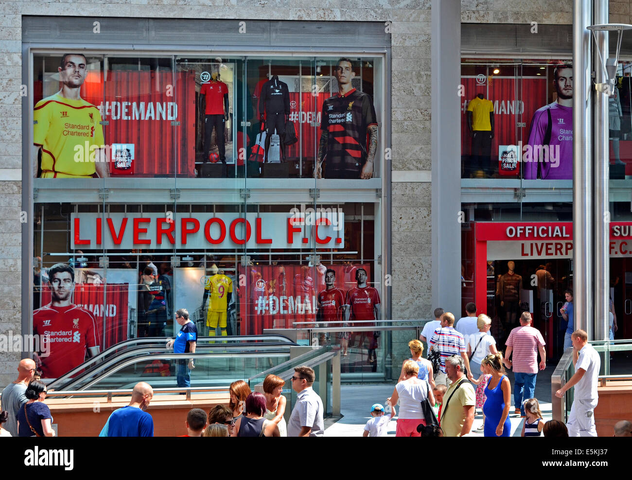 Der Liverpool Football Club offizielle Kit und Souvenir-shop Stockfoto