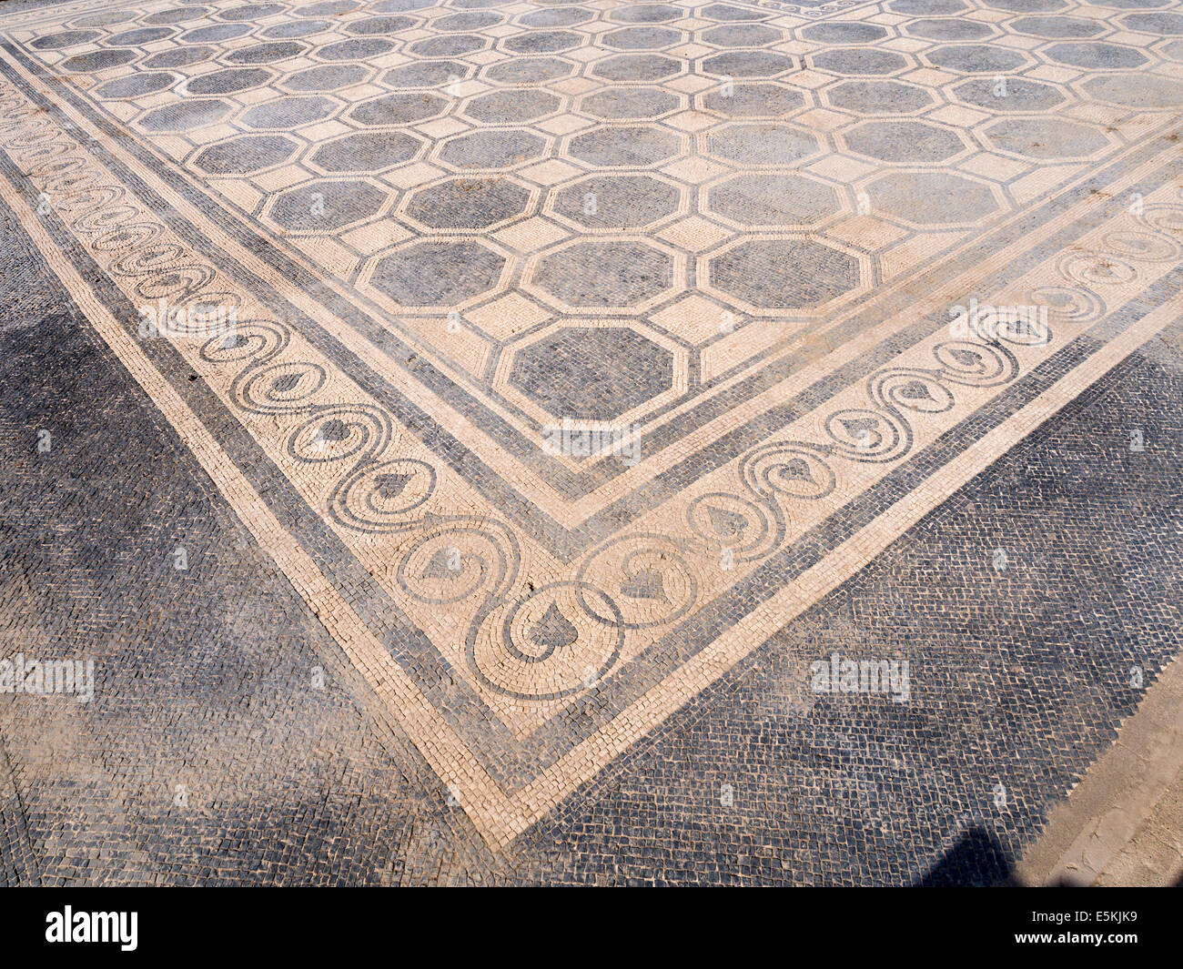 Mosaik Boden in Ruinen von Empuries. Komplexe und detaillierte Muster in der Etage einer alten Villa in der römischen Stadt Empuries Stockfoto