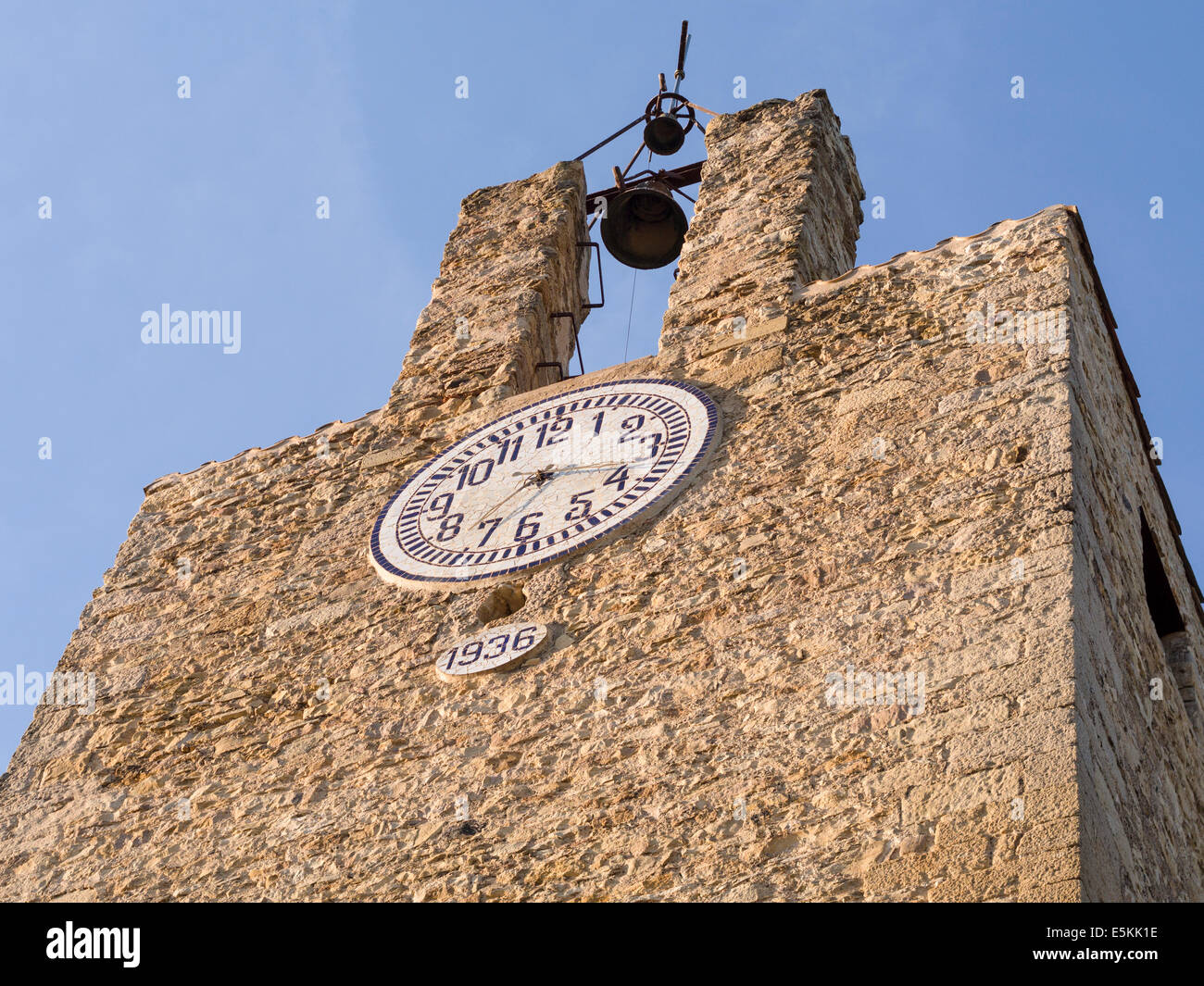 Palau-Sator Uhr und Glockenturm. Ein Hauptmerkmal dieses kleinen Dorfes ist der massive Stein Uhrturm gekrönt mit einer doppelten Glocke Stockfoto