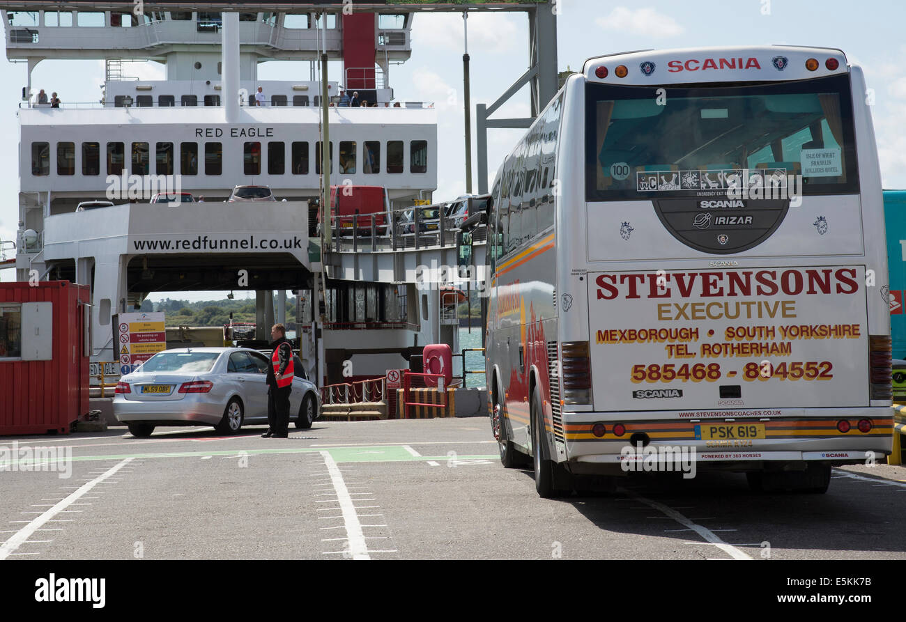 Laden eine Roro Auto Passagierfähre in Southampton UK Red Funnel Unternehmen Schiff Stockfoto