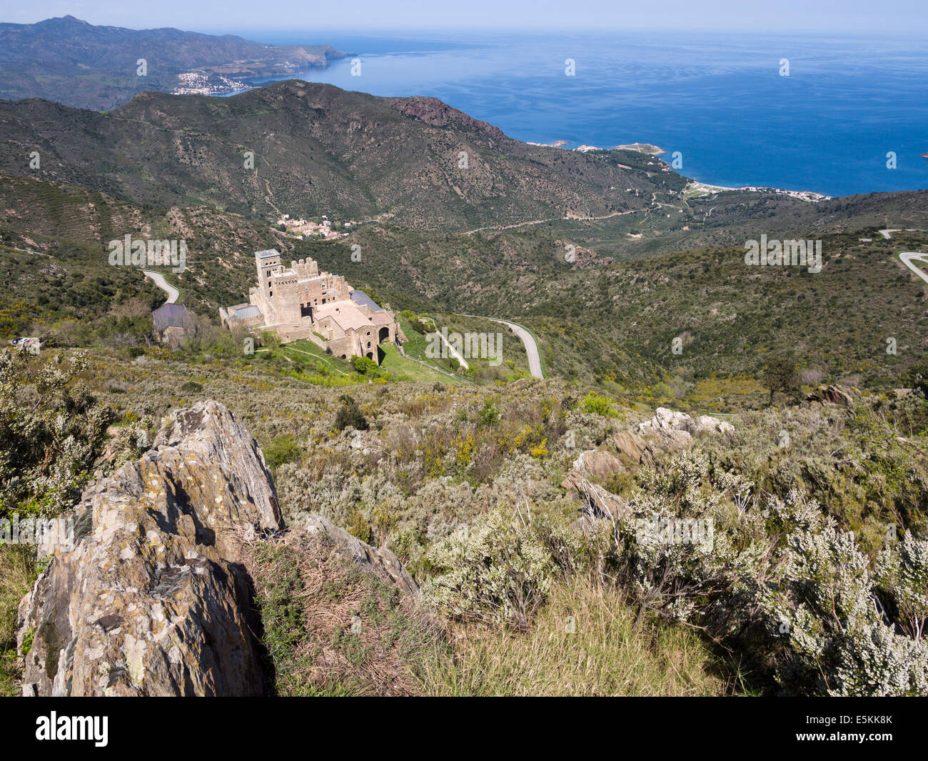Sant Pere de Rodes mit dem Mittelmeerraum weit unten. Hoch in den Bergen dieser ehemaligen Benediktiner-Kloster heute ein Museum Stockfoto