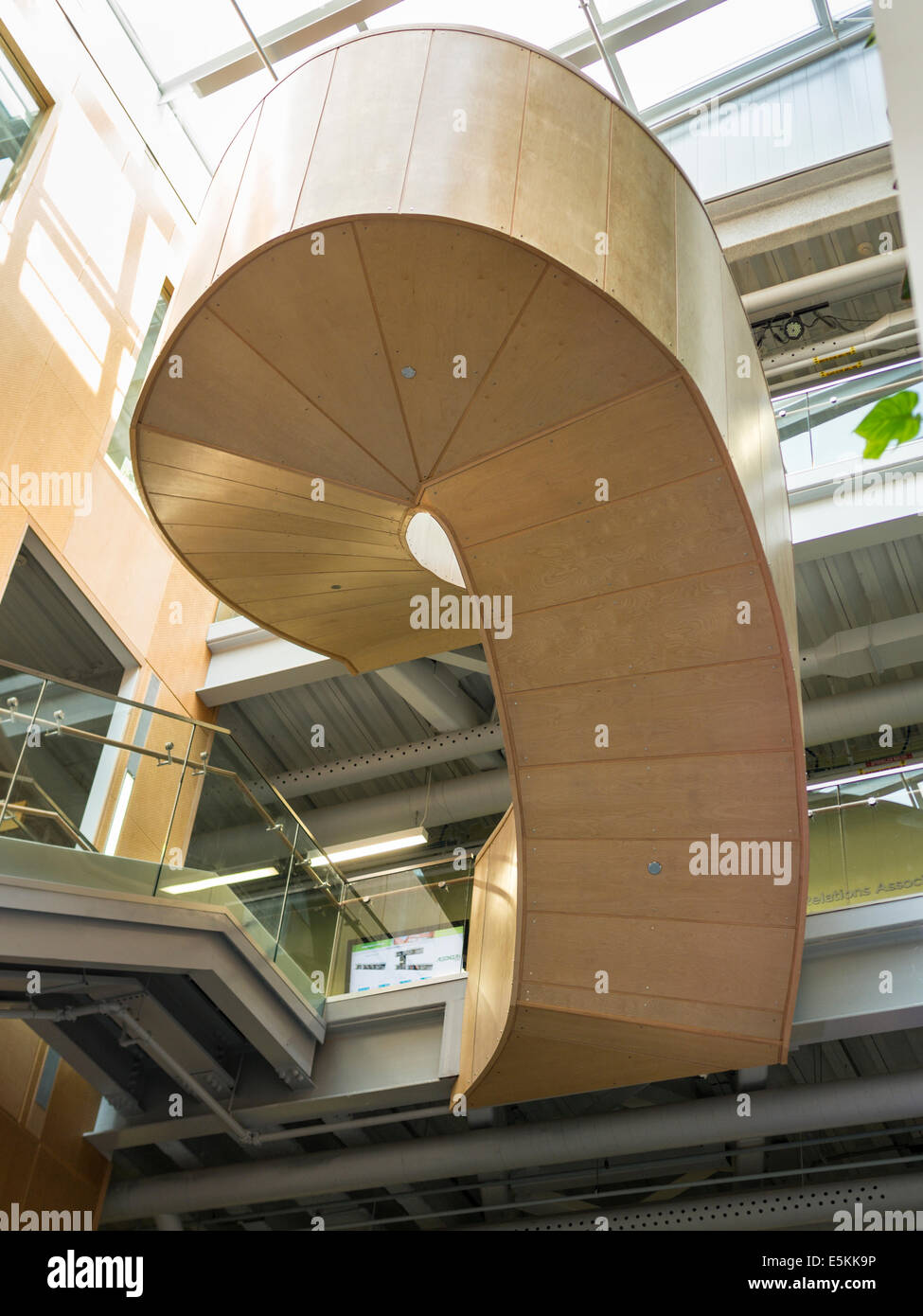 Algonquin College abgehängten Treppe. Eines der Design-Merkmale der Algonquin-Kompetenzzentrum für Bau Stockfoto