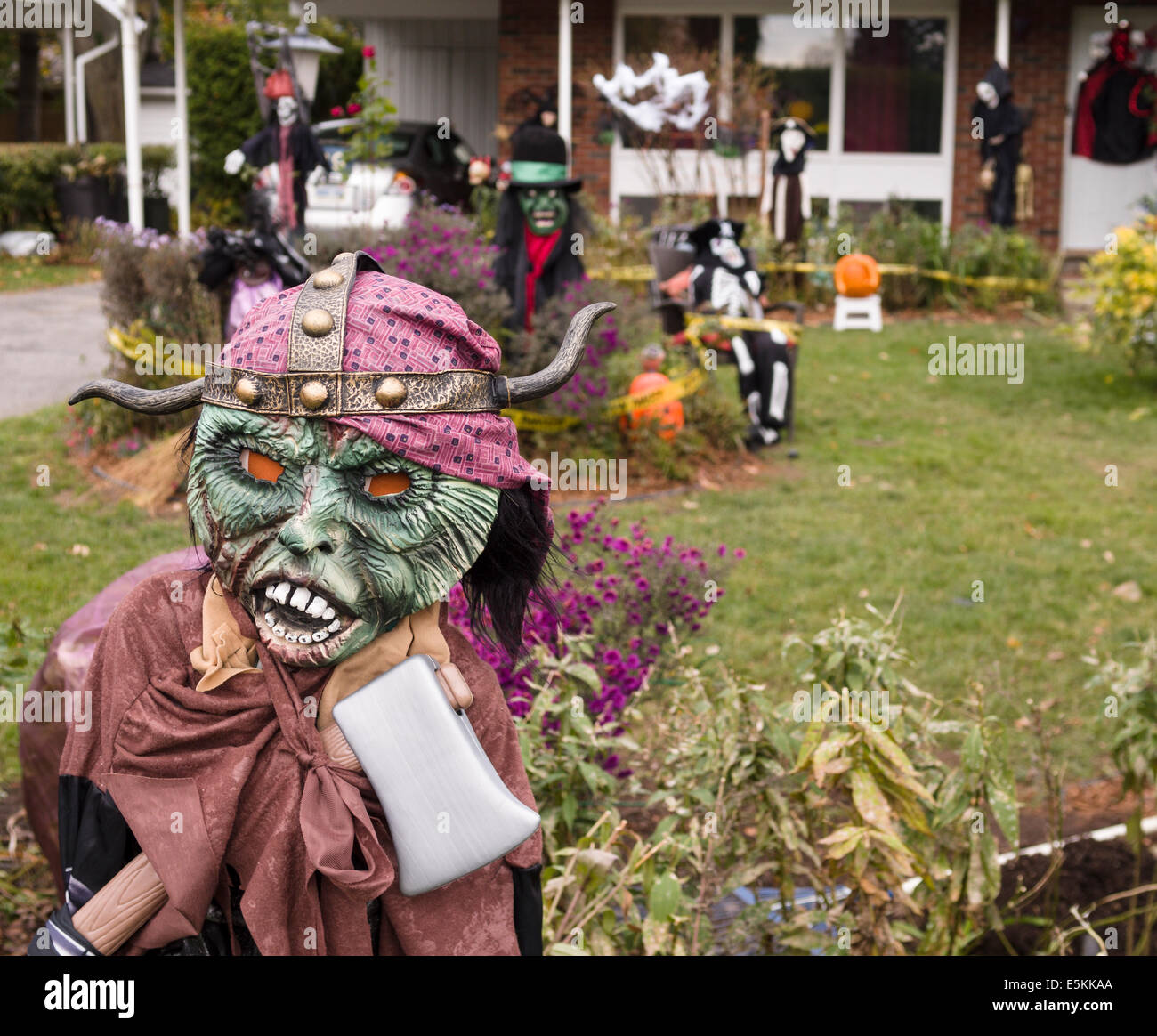 Vorgarten Halloween Display: Killer Viking. Maske, Wikinger Helm und  Kautschuk Achsen dominieren eine an der Vorderseite des angezeigte Zahl ein  Stockfotografie - Alamy
