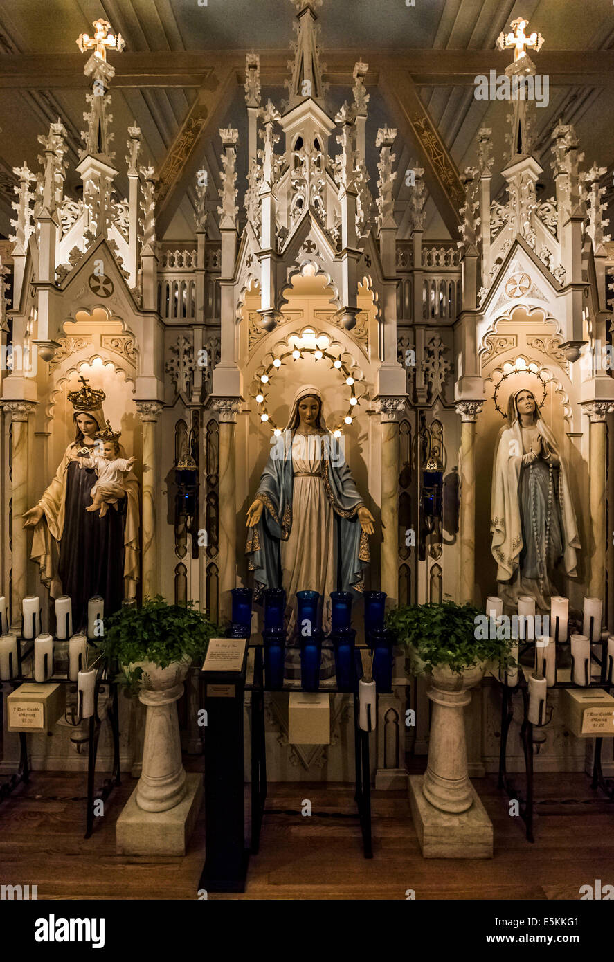 Lakewood, Ohio, USA. 3. August 2014. Kirchlichen Statuen auf Anzeige im Museum des göttlichen Statuen in einem Vorort von Cleveland, Ohio. Das Museum ist die Vision der Maskenbildner Lou McClung, wer hat gesammelt und restauriert Statuen von außer Dienst gestellten Kirchen im Großraum Cleveland und anderen Städten Midwest. Das Museum ist sonntags nur von Mittag bis 16:00 © Brian Cahn/ZUMA Draht/Alamy Live News Stockfoto