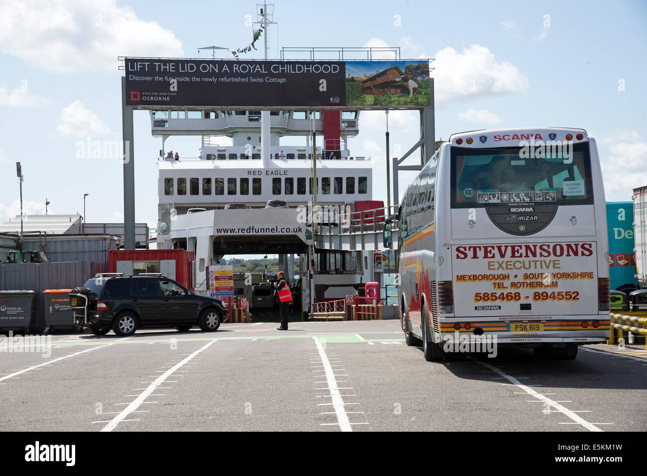 Laden eine Roro Auto Passagierfähre in Southampton UK Red Funnel Unternehmen Schiff Stockfoto