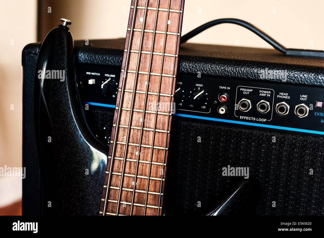 5-String-Bassgitarre mit Combo-Verstärker Stockfoto