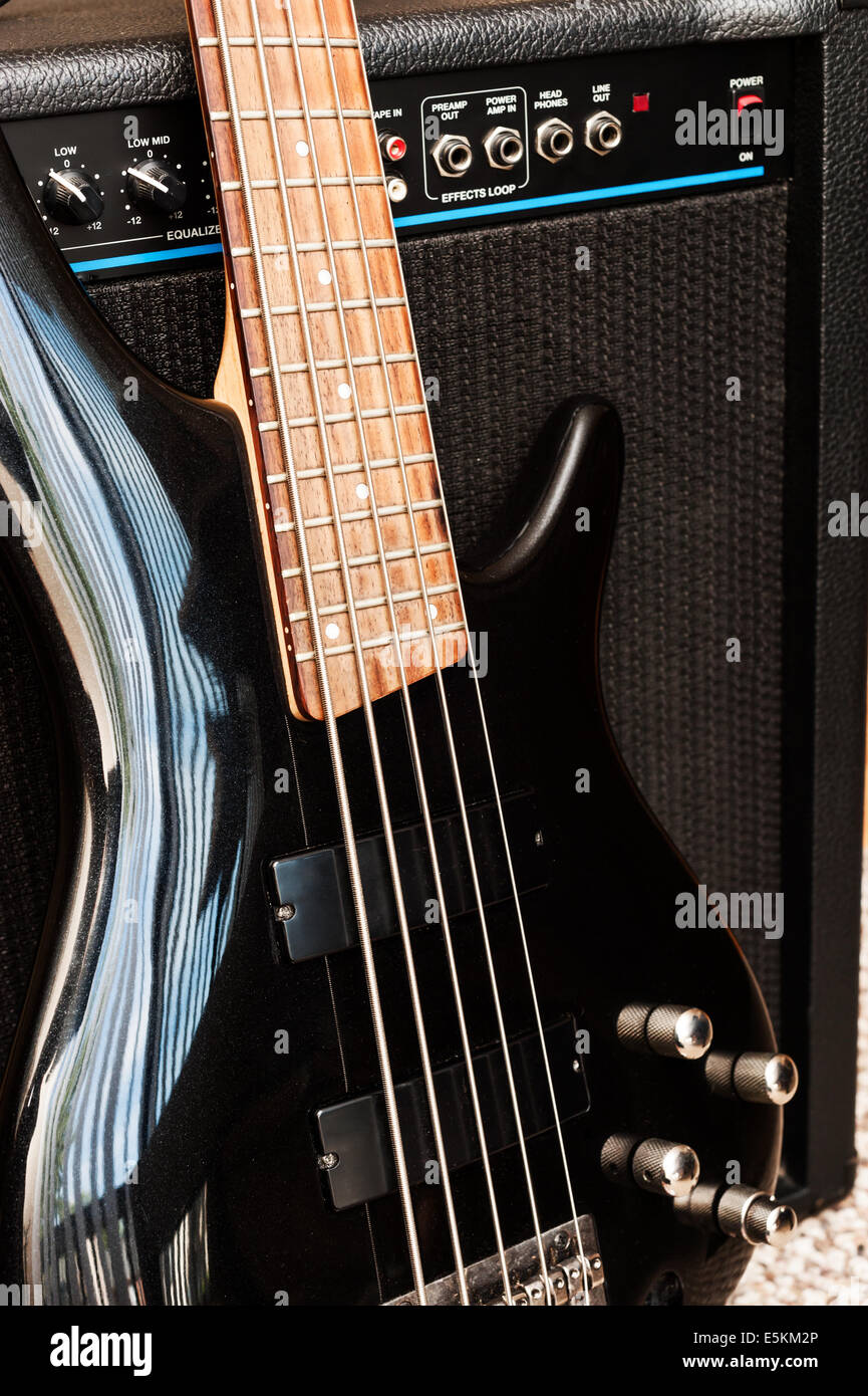 5-String-Bassgitarre mit Combo-Verstärker Stockfoto