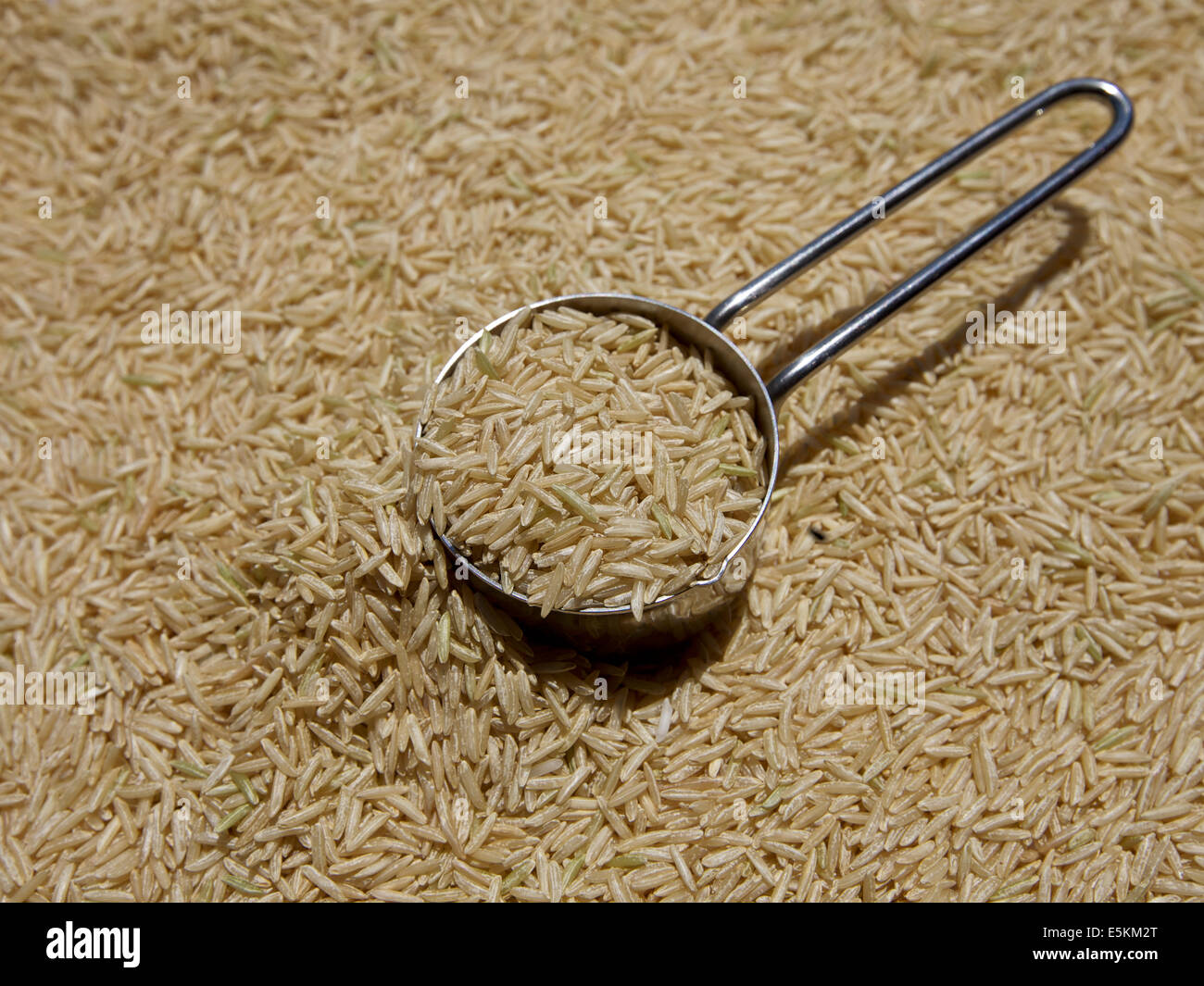 Tasse rohe brauner Reis, ungekocht Grundnahrungsmittel Stockfoto