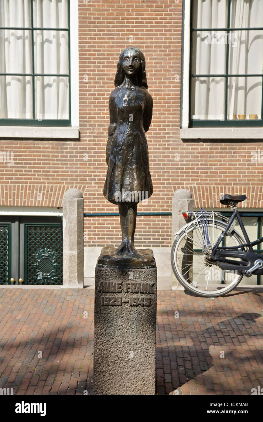 Anne Frank-Statue in einer Passage in Amsterdam, Holland, Europa. Foto aufgenommen am: 27. August 2013 Stockfoto