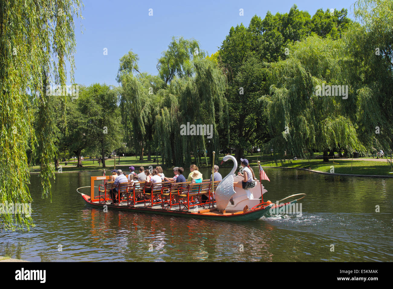 Boston Public Garden und Sightseeing-Touristen auf der berühmten Schwan-Boote in Zentral-Boston, Massachusetts, USA. Stockfoto