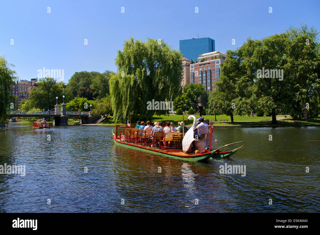 Boston Public Garden und Sightseeing-Touristen auf der berühmten Schwan-Boote in Zentral-Boston, Massachusetts, USA. Stockfoto