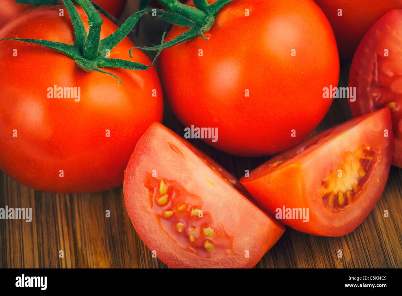 Tomaten, ganz und in Scheiben geschnitten, geschnitten, gewürfelt Stockfoto