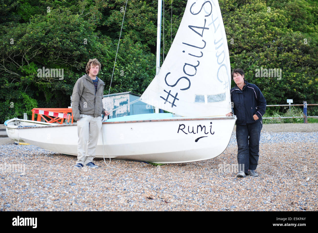 Zwei Aktivisten, die versuchen, ein kleines Boot aus London nach Syrien zu Segeln am Strand in der Nähe von St. Margrets Bay in Kent landen mussten.  Das Paar, Simone Moore im Alter von 31 und Maria Gallastegui, links die Southbank der Themse am Sa 12. Juli bereits gezwungen, Zuflucht in Ramsgate, Margate und Gravesend.  Ihr Handwerk hat keinen Motor, kein Radio und keine Abdeckung zum Schutz vor den Elementen.  MS Gallastegui, die sich selbst beschreibt, wie "eine professionelle Aktivist, ein Frieden streiken für Jahre gewesen ist", sagt das Paar die Küste von Kent Morgen verlassen und sind Richtung f Stockfoto