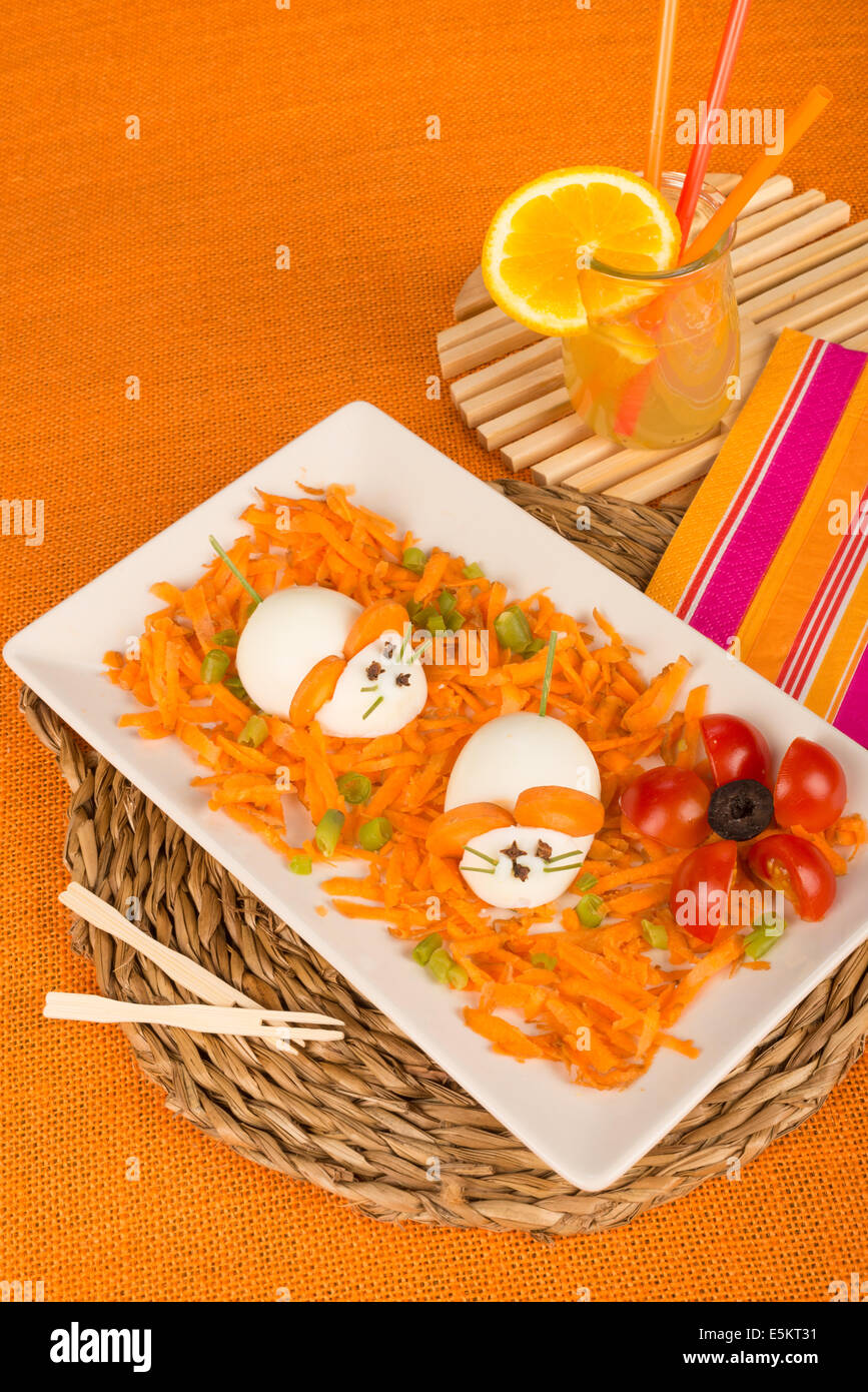 Lustige Karottensalat mit Eiern in der Form von Mäusen, ein Kinder-Mahlzeit dekoriert Stockfoto