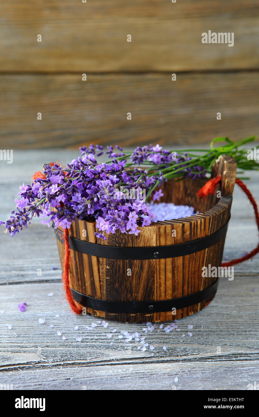 Badesalz und Haufen von frischem Lavendel Stockfoto