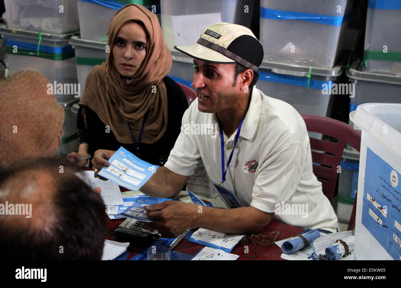 Kabul, Afghanistan. 3. August 2014. Wahlhelfer zählen Abstimmung im Rahmen der Prüfung der Präsidentschaftswahl Stichwahl Stimmen bei einer Wahl-Kommission-Lagerhalle in Kabul, Afghanistan, 3. August 2014. Die UN-Mission in Afghanistan sagte am späten Sonntag, Präsidentschaftskandidat Abdullah Abdullah hat wieder eine umstrittene Abstimmung Auditierung nach der Prozess vier Mal verzögert wurde, da es am 17. Juli begann zugestimmt. Bildnachweis: Rahmin/Xinhua/Alamy Live-Nachrichten Stockfoto