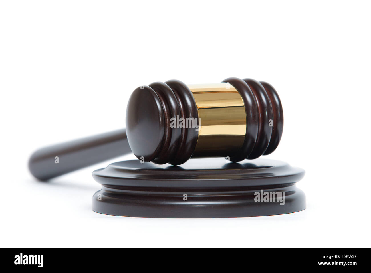 Eine hölzerne Richterhammer und Resonanzboden isoliert auf weißem Hintergrund Stockfoto