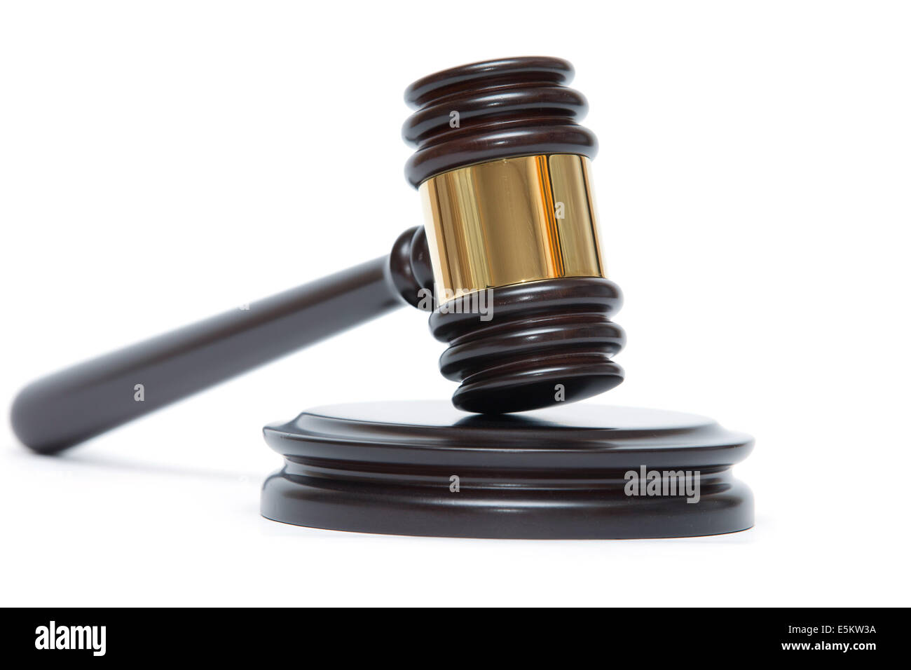 Eine hölzerne Richterhammer und Resonanzboden isoliert auf weißem Hintergrund Stockfoto