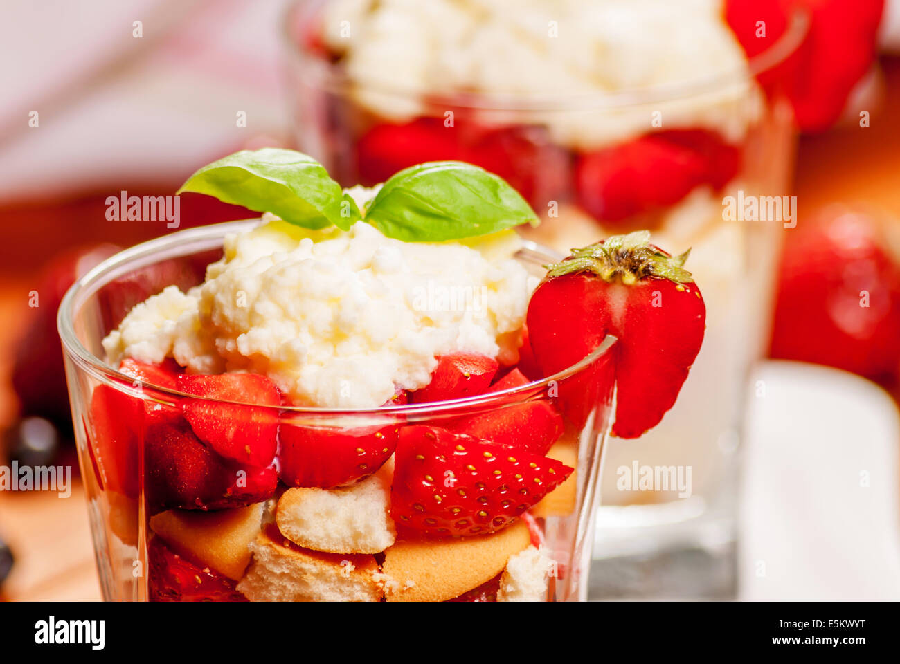 Kleinigkeit oder Käsekuchen mit Erdbeeren auf Holztisch Stockfoto