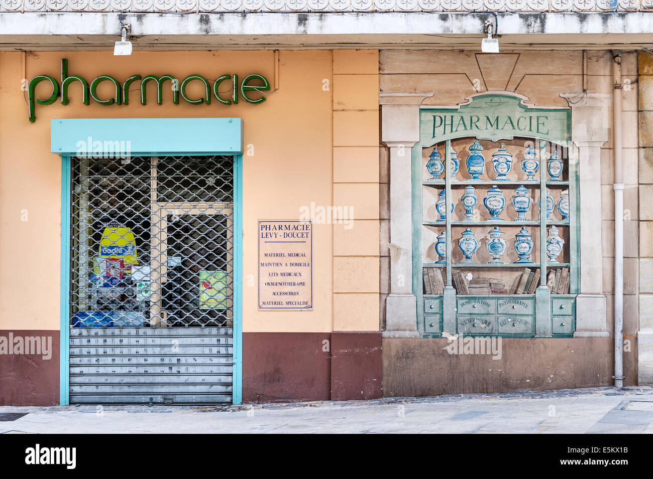 Carpentras, Provence, Frankreich. Apotheke mit Wandbild von einer traditionellen Apotheken Shop (kopiert aus der alten Stadtapotheke) Stockfoto