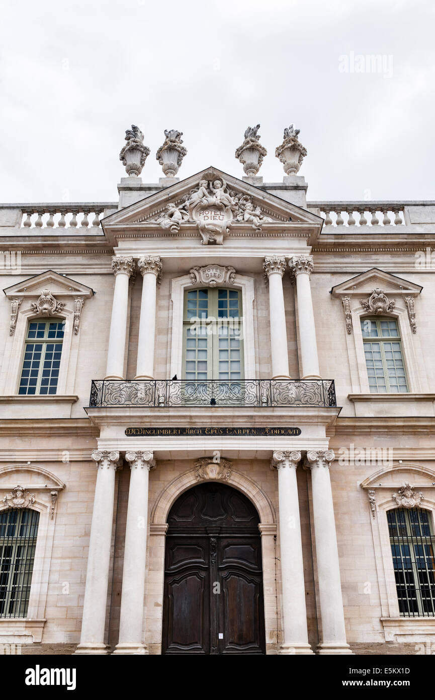 Hôtel-Dieu, Carpentras, Provence, Frankreich. Das alte Krankenhaus (1754) hat eine ursprüngliche intakte 18c Apotheke (für die Öffentlichkeit zugänglich) Stockfoto