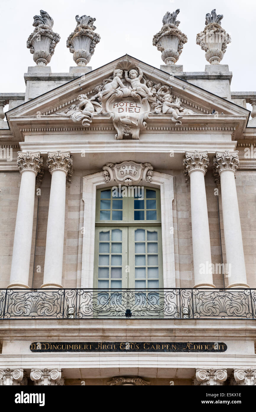 Hôtel-Dieu, Carpentras, Provence, Frankreich. Das alte Krankenhaus (1754) hat eine ursprüngliche intakte 18c Apotheke (für die Öffentlichkeit zugänglich) Stockfoto