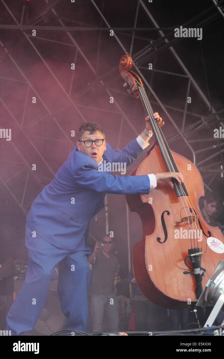 Peak District, Derbyshire, UK. 3. August 2014.  Hai-Van-Schtoop von King Pleasure und The Biscuit Boys führt auf dem Y nicht Festival, Pikehall. Bildnachweis: Deborah Vernon/Alamy Live-Nachrichten Stockfoto