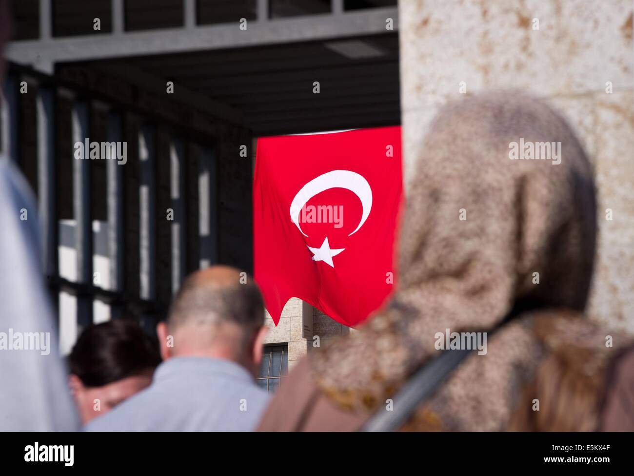 Berlin, Deutschland. 3. August 2014. Türkische Wähler haben das Olympiastadion in Berlin, Deutschland, 3. August 2014. Es gibt eine Wahl-Center für die türkischen Präsidentschaftswahlen im Olympiastadion in Berlin. Zum ersten können türkische Staatsangehörige, die Zeit in den türkischen Wahlen in Deutschland teilnehmen. Foto: Daniel Naupold/Dpa/Alamy Live News Stockfoto