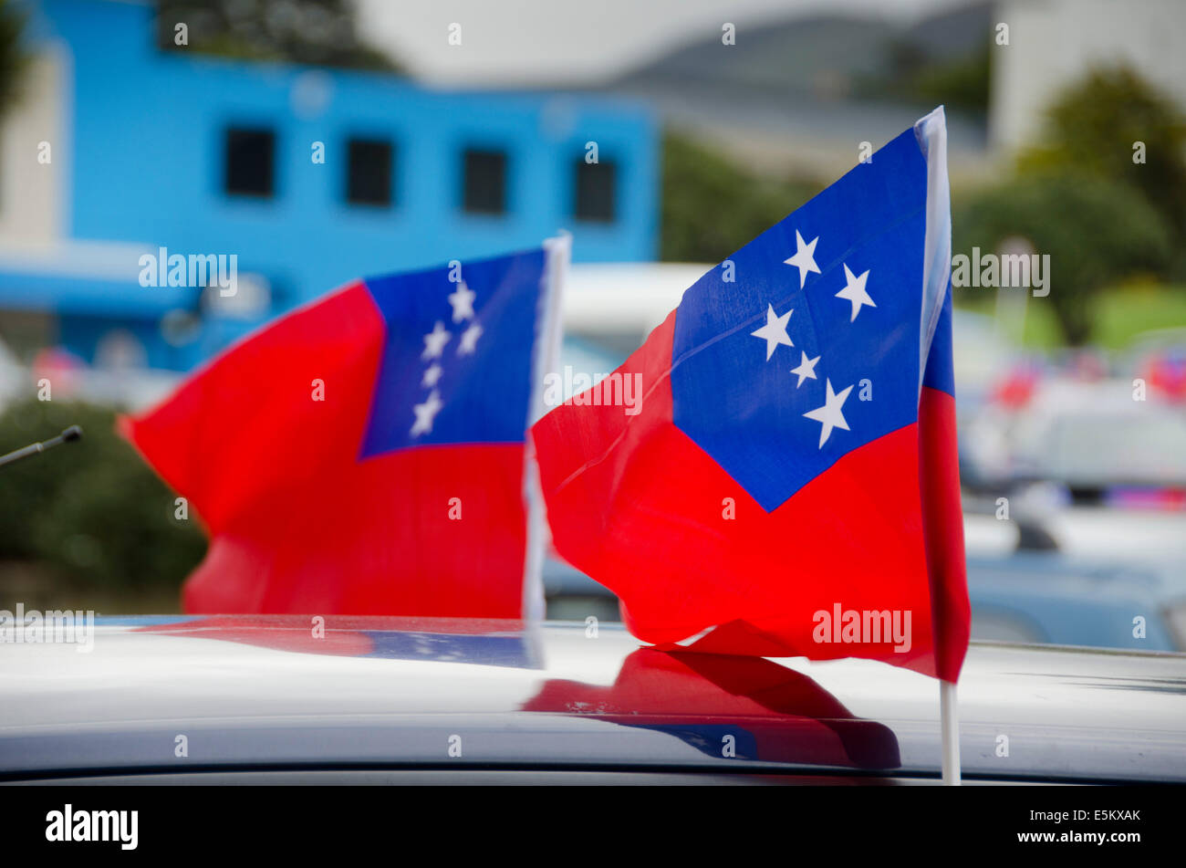 Samoan Nationalflagge auf Auto, Porirua, Wellington, Nordinsel, Neuseeland Stockfoto