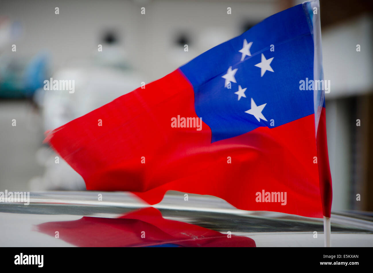 Samoan Nationalflagge auf Auto, Porirua, Wellington, Nordinsel, Neuseeland Stockfoto
