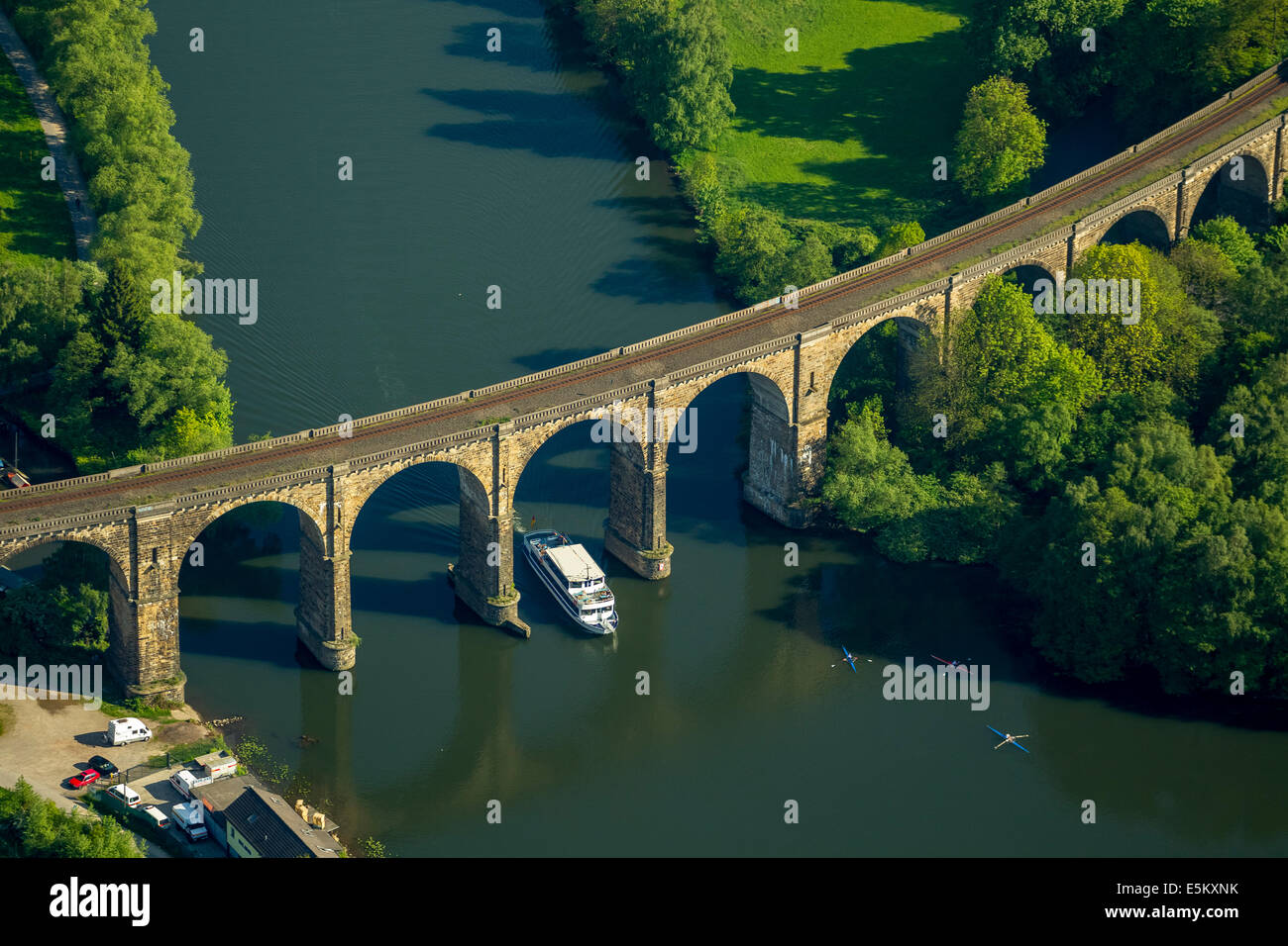 Luftbild, RuhrViadukt mit Ausflugsschiff, Ruhrgebiet, Ruhr, Herdecke