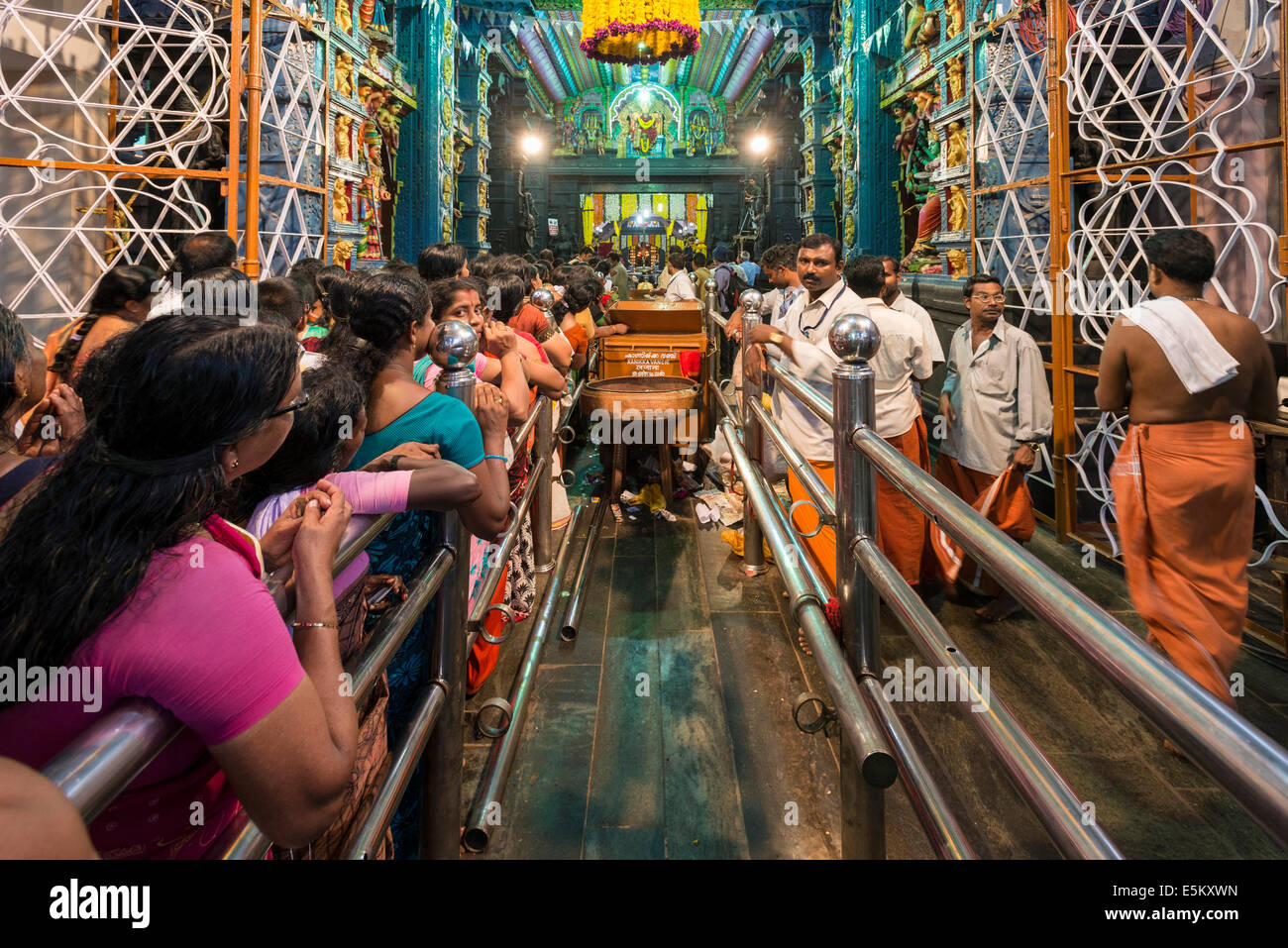 Pilger, die Schlange für die Puja während des Festivals Pongala Attukal Devi Tempel, Thiruvananthapuram, Kerala, Indien Stockfoto