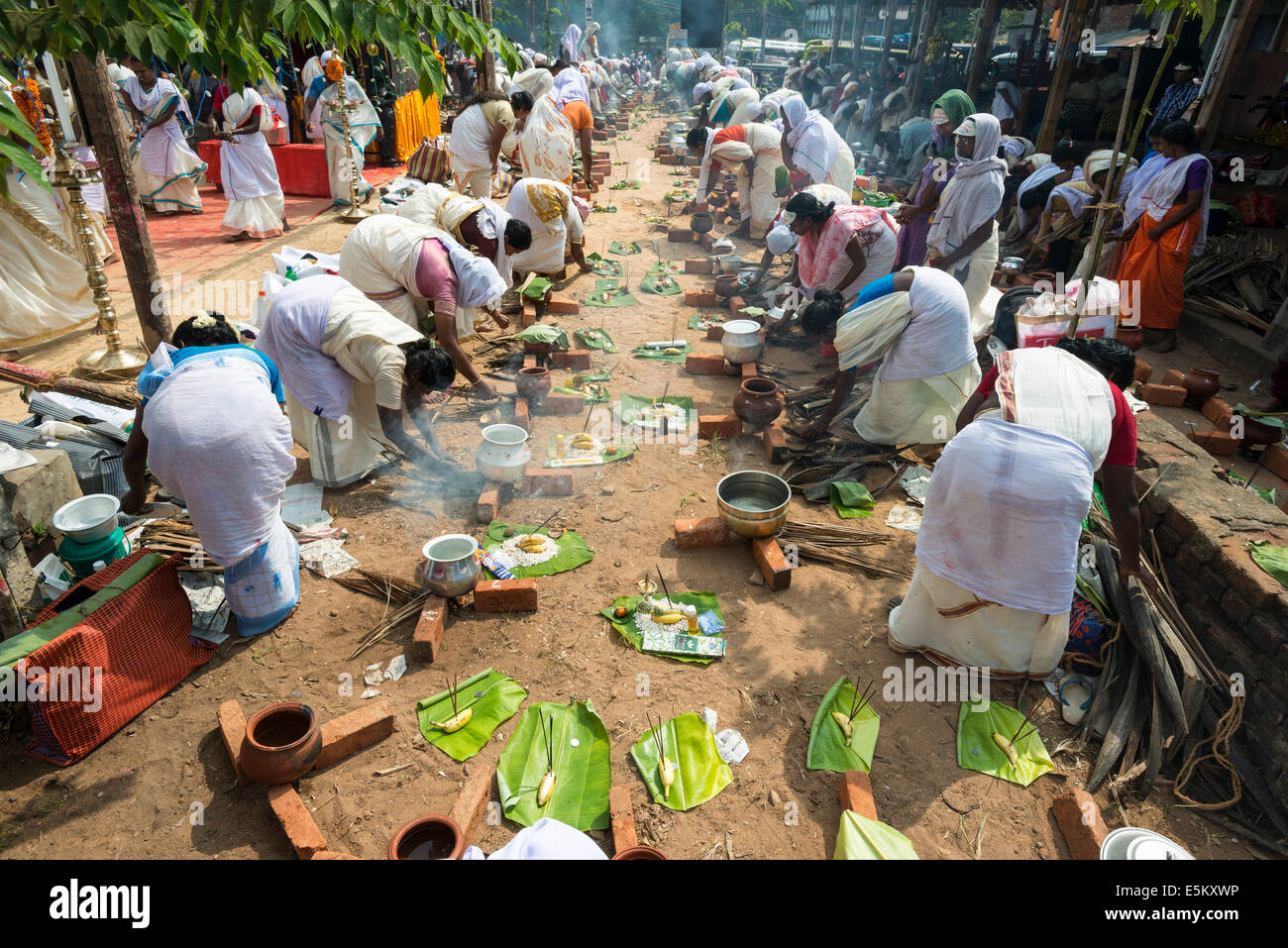 Frauen kochen Prasad in den belebten Straßen während des Pongala Festivals, Thiruvananthapuram, Kerala, Indien Stockfoto