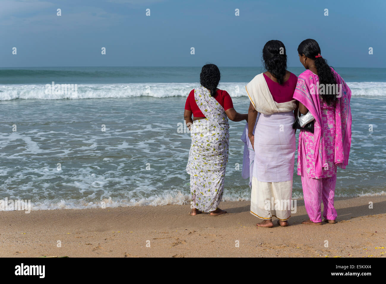 Frauen stehen am Strand mit Blick aufs Meer, Varkala, Kerala, Indien Stockfoto