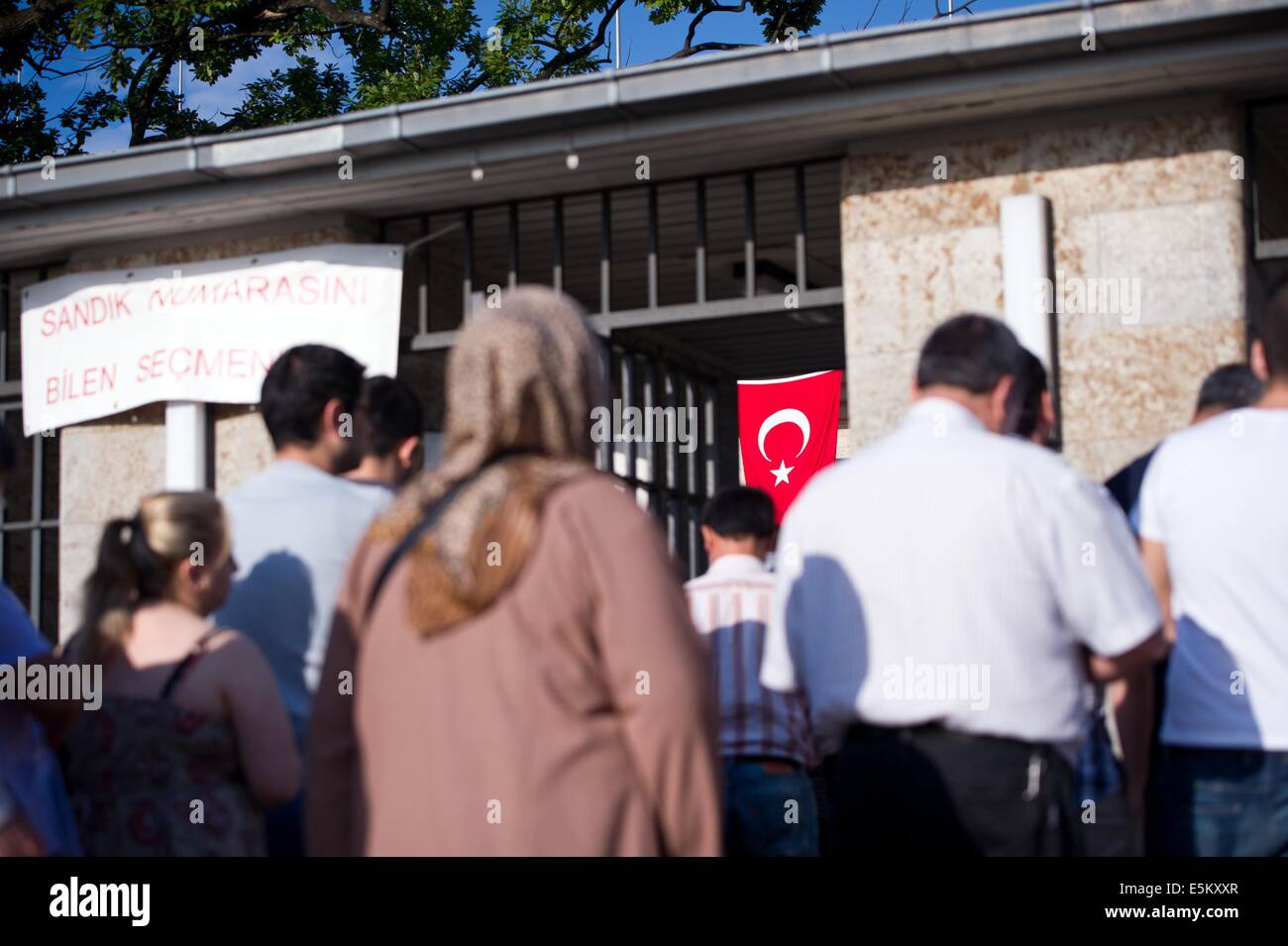 Berlin, Deutschland. 3. August 2014. Türkische Wähler stieg in das Olympiastadion in Berlin, Deutschland, 3. August 2014. Es gibt eine Wahl-Center für die türkischen Präsidentschaftswahlen im Olympiastadion in Berlin. Zum ersten können türkische Staatsangehörige, die Zeit in den türkischen Wahlen in Deutschland teilnehmen. Foto: Daniel Naupold/Dpa/Alamy Live News Stockfoto