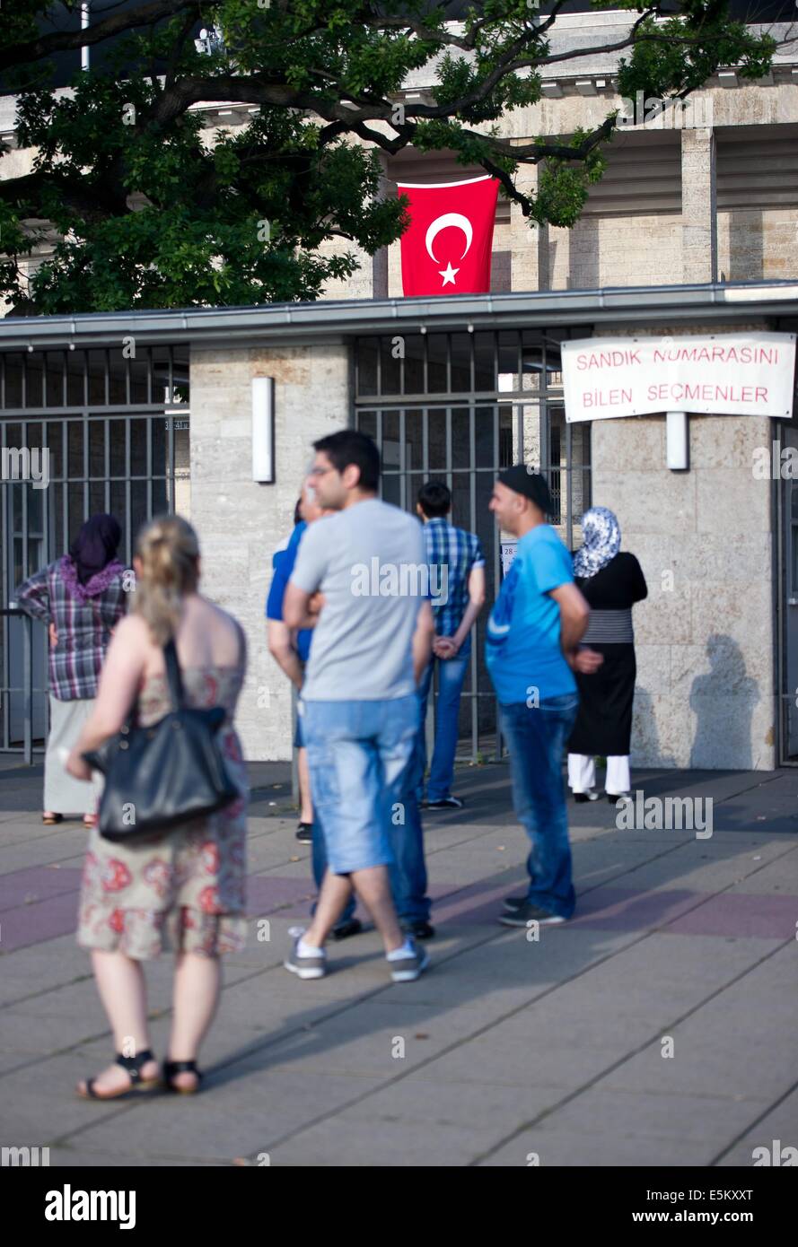 Berlin, Deutschland. 3. August 2014. Türkische Wähler warten vor dem Olympiastadion in Berlin, Deutschland, 3. August 2014. Es gibt eine Wahl-Center für die türkischen Präsidentschaftswahlen im Olympiastadion in Berlin. Zum ersten können türkische Staatsangehörige, die Zeit in den türkischen Wahlen in Deutschland teilnehmen. Foto: Daniel Naupold/Dpa/Alamy Live News Stockfoto