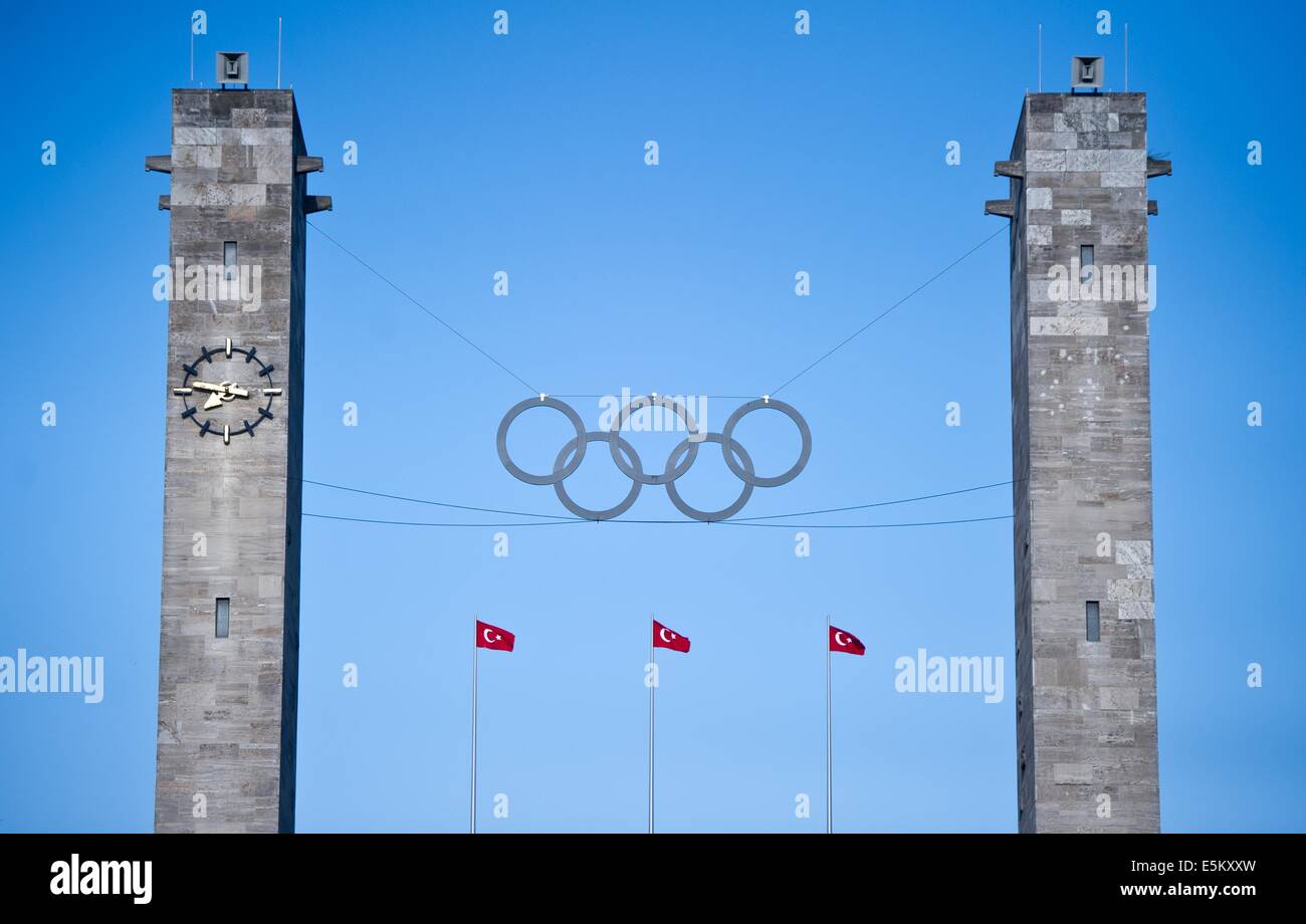Berlin, Deutschland. 3. August 2014. Türkische Flaggen Welle im Olympiastadion in Berlin, Deutschland, 3. August 2014. Es gibt eine Wahl-Center für die türkischen Präsidentschaftswahlen im Olympiastadion in Berlin. Zum ersten können türkische Staatsangehörige, die Zeit in den türkischen Wahlen in Deutschland teilnehmen. Foto: Daniel Naupold/Dpa/Alamy Live News Stockfoto
