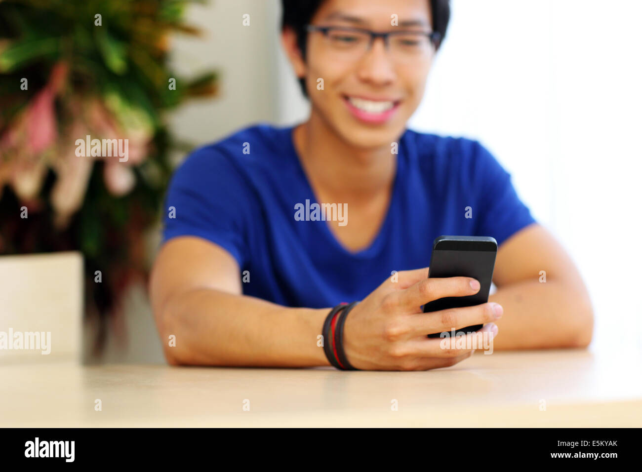 Closeup Portrait eines Mannes mit Smartphone. Smartphone im Fokus Stockfoto