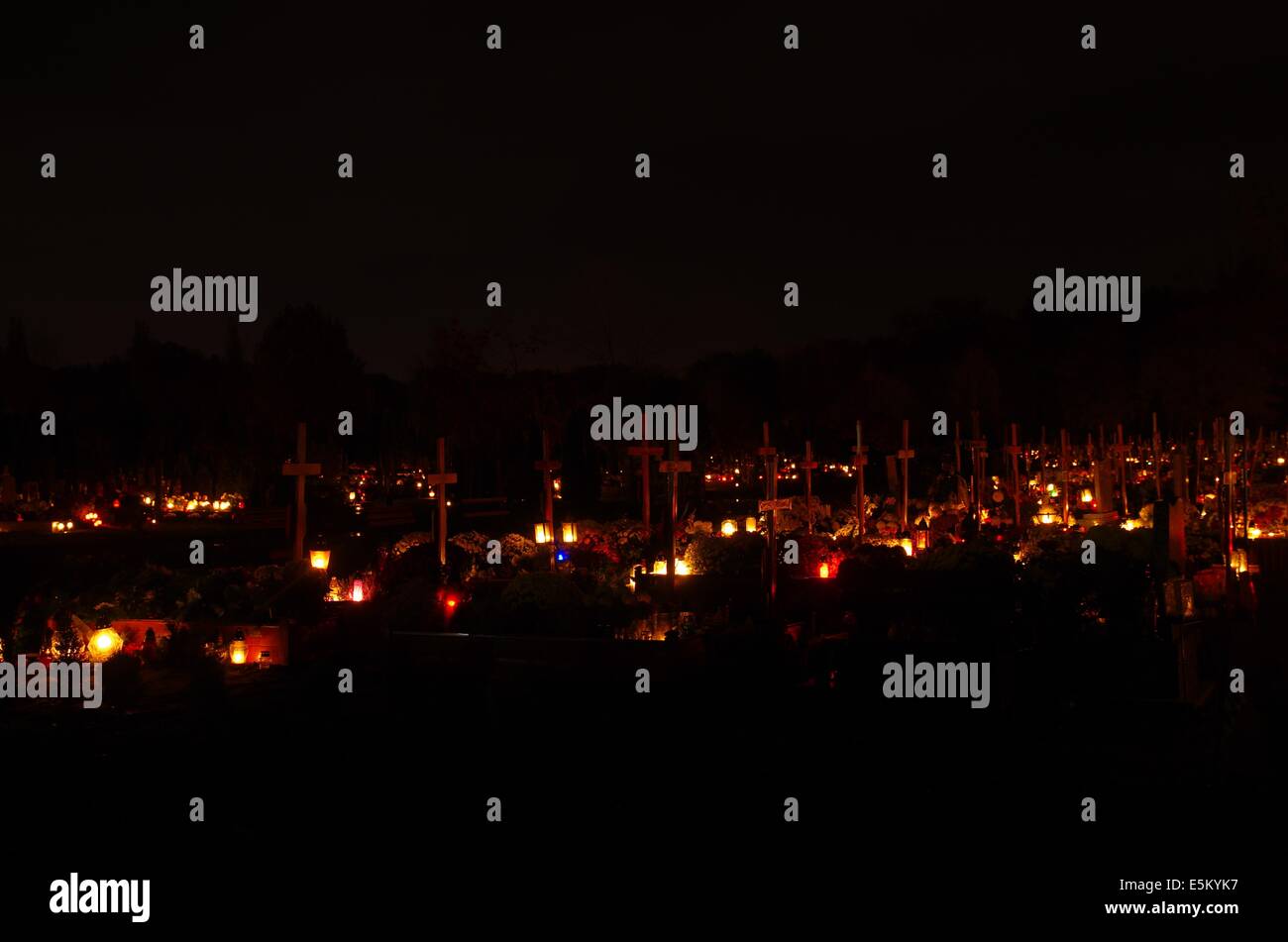 Friedhof-Nacht mit scharfen Kerzen und Kreuze Stockfoto